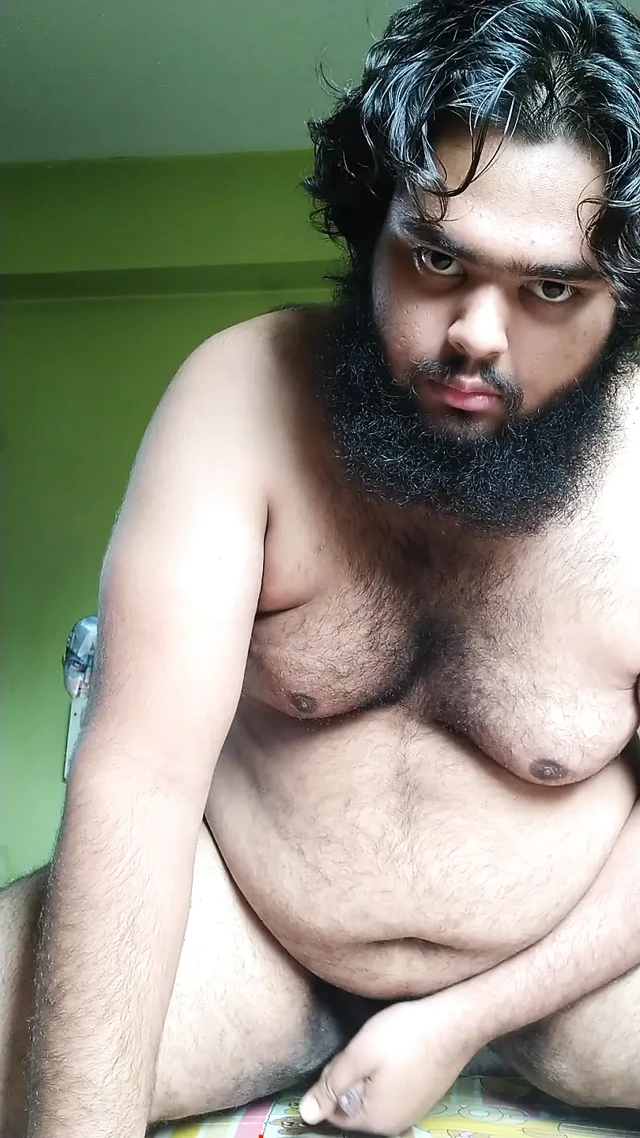 Yatak odasında döl ayılı adam