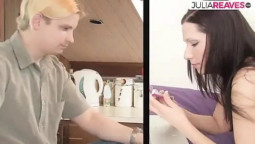 Sarışın kız amını yalattıktan sonra yıldız gibi büyük bir yarağa biniyor