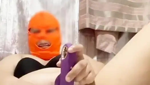 Evli kadın tek başınayken videomu izliyor