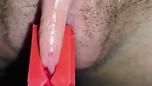 Ana liz aç göt deliğini dolduruyor ve sıkı amcığını parmaklarıyla esnetiyor ve birbiri ardına boşalıyor.
