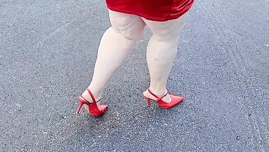 Güzel kadın halka açık otoparkta açık havada yabancılara gösteriş yapıyor
