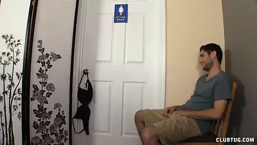 Bu adam seksi elbiseye onun horoz dokunmaya başlar