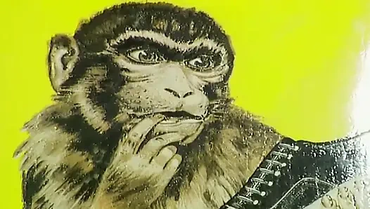 Olgun sarışın iki yarakla deli gibi sikişiyor