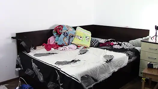 Seksi esmer evin etrafında çıplak ev işleri yapıyor