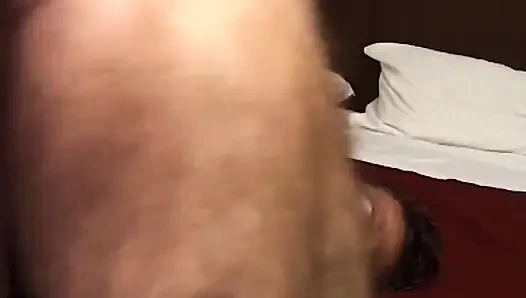 Azgın orta yaşlı seksi kadın vahşi seansta büyük yarağı emiyor ve sikiyor