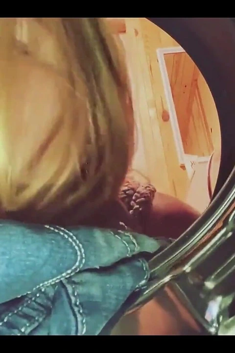 Üvey kız kardeşim çamaşır makinesine sıkıştı ve ona büyük yarağımla yardım etmeye karar verdim