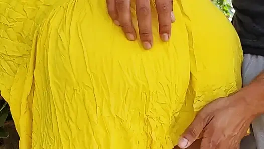 Aldatan evli kadın açık havada yürüyüşe çıkıyor ve xvideo'da büyük zenci tarafından yakalanıyor