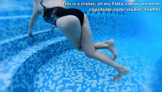 Açık havuzda çapraz bacaklar orgazm