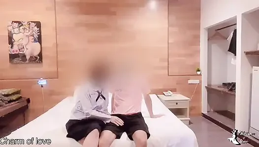 Tayland'da bir otelde güzel bir kadın ve genç bir adam.