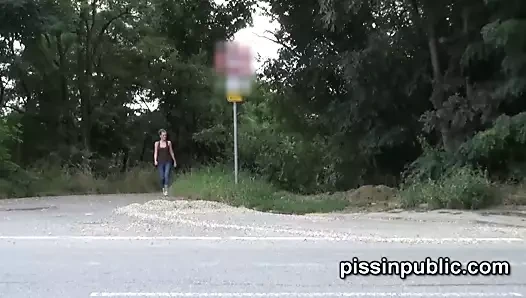 Başka seçeneği olmayan bu kızlar kayaların üzerine işiyor