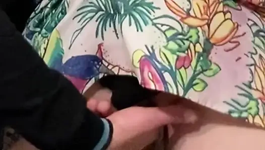 Tamamen yabancı metroda tıraşlı amcığını ovuyor