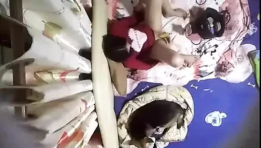 Kız arkadaşım evde yalnızken bir dizüstü bilgisayar kamerasından kaydedildi. 604