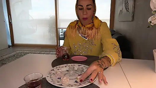 Büyük bir poposu olan Arap üvey anne, utangaç damadıyla para kaybediyor