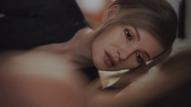 İki güzel kız birbirleriyle yaramaz konuşuyor