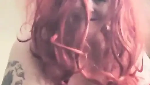 Kayganlaşan bir kız pijama partisi.