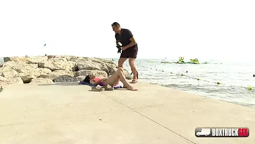 Koyu saçlı güzel aysha plajda ücretsiz masajı kabul ediyor