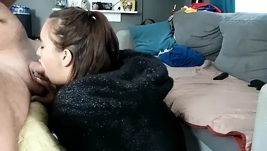 Sabah sakso çekiyor ve yarak emiyor
