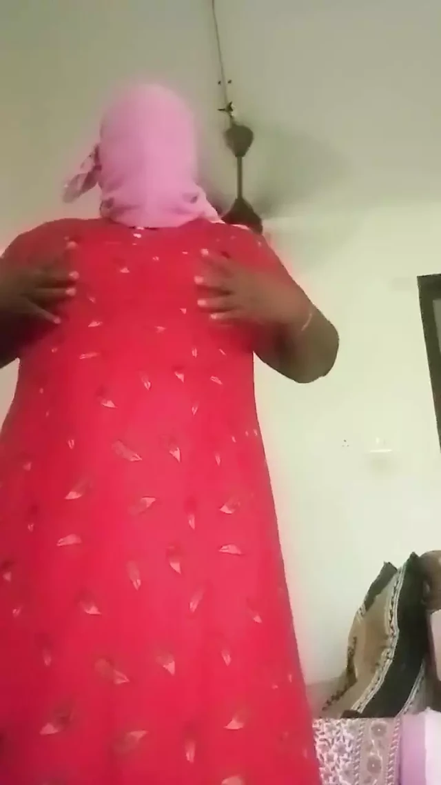 Hintli bayan vücut gösterisi performansı