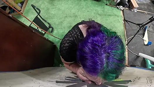 Gotik genç kız deliğini ziyaret etti onu emiyor