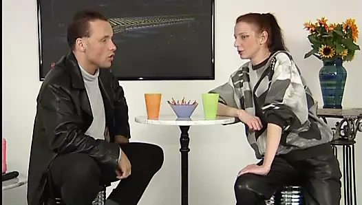 rothaarige steck sich das erste mal dildo in die muschi