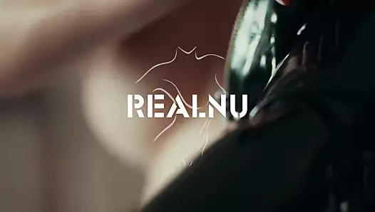 metresi koyarak üzerinde lateks kıyafet