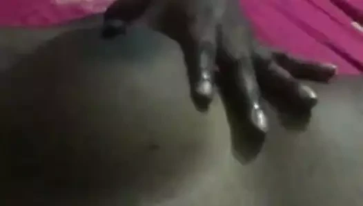 Kız vücudunu gösteren ve parmak