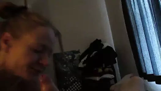 Kızıl saçlı sürtük sik emmeyi sever.