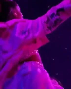 Ariana grande konser 7rings seksi dans