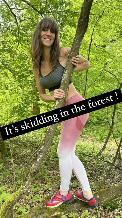 Bakış açısı adam sakso çekiyor ve sonra tüm spermleri yutmasını bitirmek için koruma olmadan ormanın ortasında sikişiyor!