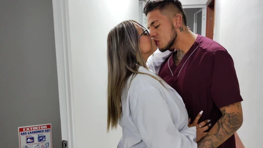 Doktor Mara ve ben öyle hissediyoruz ve sonunda birbirimizi sikiyoruz