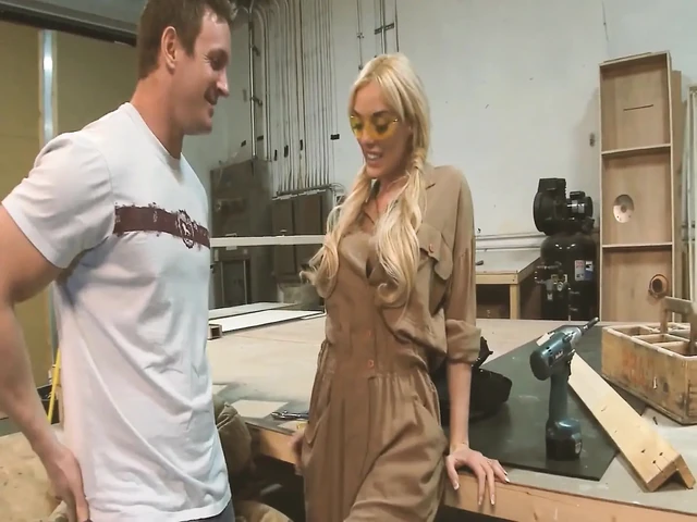 Göğüsler sikiliyor sahne 1: iç çamaşırlı büyük memeli orta yaşlı seksi kadın depoda seks yapıyor