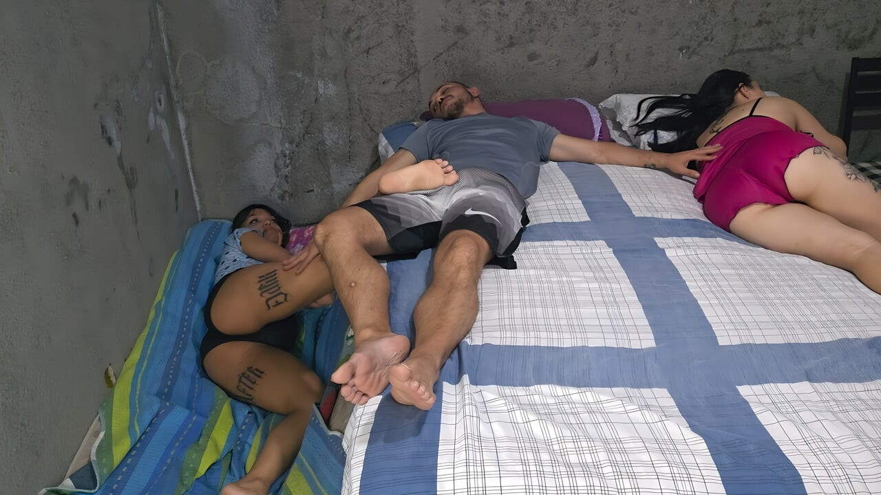Odayı paylaşırken karımın arkadaşıyla anal seks