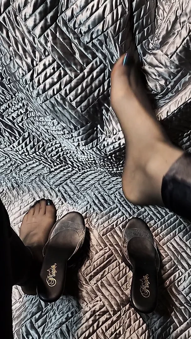 Siyah naylon çoraplı seksi büyük ayaklar