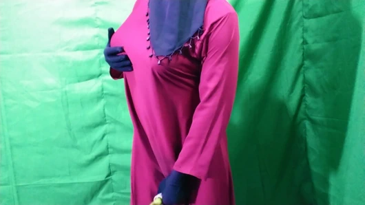 Hintli kadın yatak odasında mastürbasyon yapıyor ve edepsizce konuşuyor