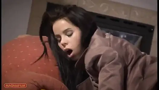 Şaşırtıcı derecede güzel kadın kıyafetleri içinde çok yavaş beceriliyor