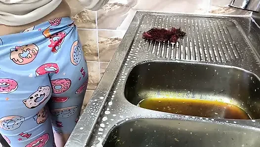 Suudi adam mutfakta Arap hizmetçiyi sikiyor