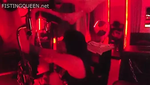 Lady Sofia tarafından jinekoz sandalyesinde aşırı derin anal yumruk sokma çift anal dirseğin üzerinde