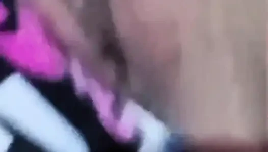 Kolombiyalı latin mastürbasyon yapıyor ve büyük göğüslerine dokunuyor