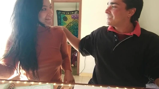 Öğretmen ve üniversiteli kız sert büyük götlü beyaz kızı sikiyor