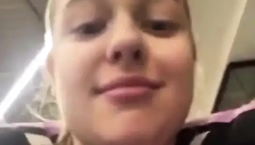 Soyunma odasında beklenmedik sikiş