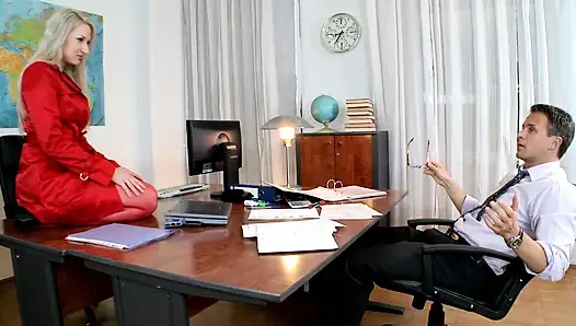 Sarışın Sekreter Bacakları Geniş Ofis Sikişi