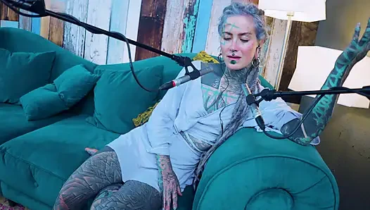 F hakkında konuşuyorum - korku - asmr podcast sfw konuşuyor gotik sıska kız dreadlocks dövmeli model dövmeli kız