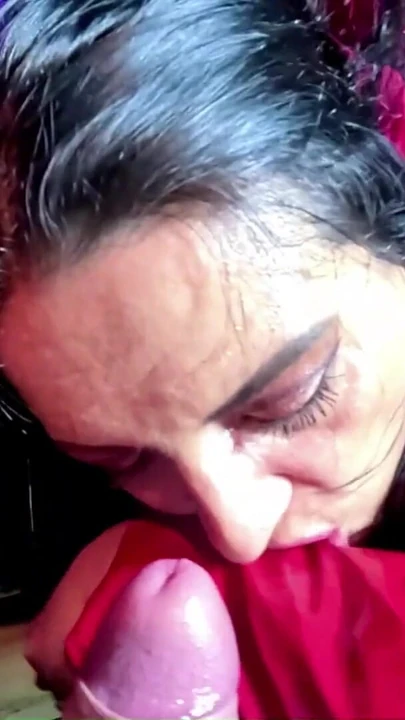 Parlak kırmızı delici orta yaşlı seksi kadın bakış açısıyla sikiliyor. Sigara içme, domaltma ve pufer üzerinde çifte boşalma | Klip 1