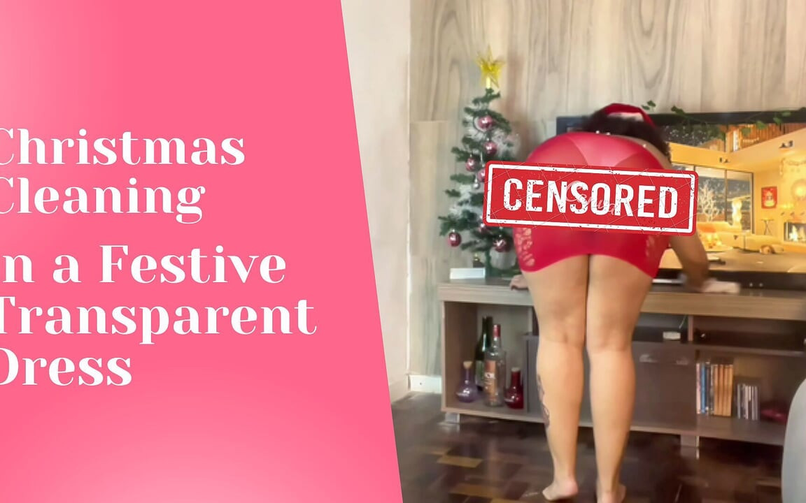 İri güzel kadın şenlikli şeffaf elbiseyle Noel temizliği