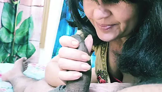 Siyah yaraklı oyuncu ateşli kız