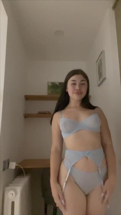 Büyük götlü sulu bir hatun striptiz yapıyor ve göğüsleriyle azdırıyor