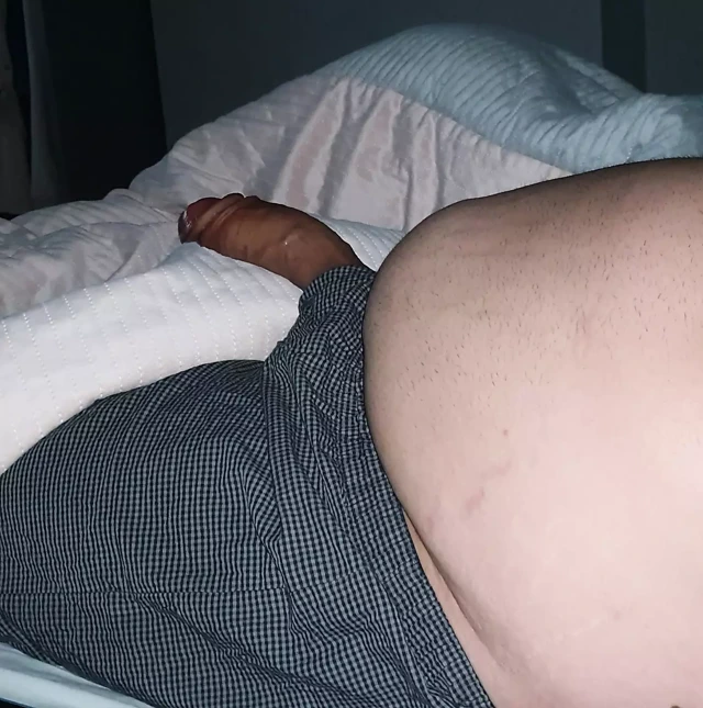 Üvey annem yarağına dokunup ne kadar büyük olduğunu görene kadar amımı sikemem diyor