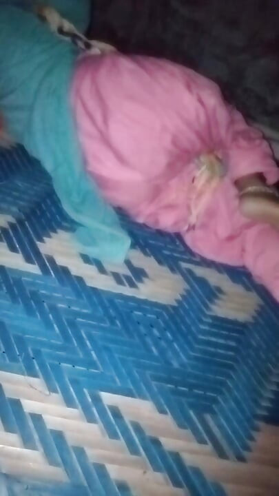 Bhabhi ne apni chut me mall under dalbaya