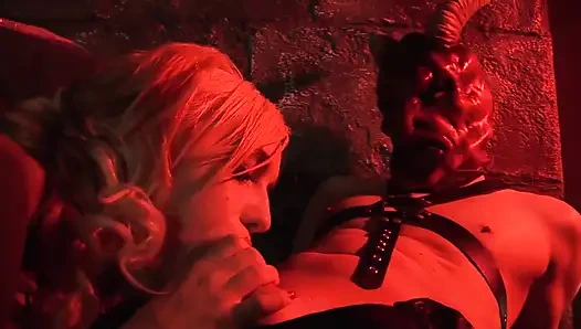 Stacey Saran ve Leyla Black lateks bir adamın onları sert sikmesine izin verir