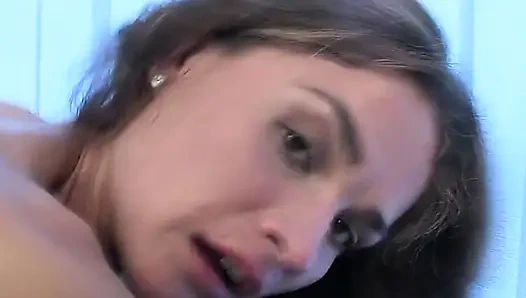 Yaraklar ve oyuncaklar sahnesi-2 ince esmer genç Julie seks oyuncaklarının tadını çıkarıyor ve sikişiyor